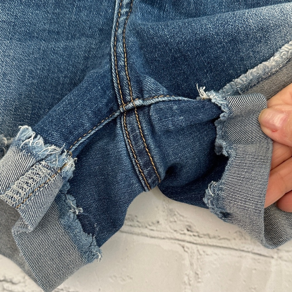 Judy Blue Medium Blue Slightly Distressed Rolled Fray Hem Jean Shorts size 10 - Picture 5 of 9